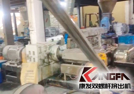 康發八年老客戶回訪，雙螺桿擠出機設備運轉正常，業務紅火！