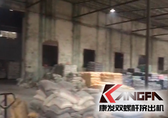 康發(fā)多年老客戶(hù)雙螺桿擠出機(jī)車(chē)間一角，有序生產(chǎn)，業(yè)務(wù)紅火！
