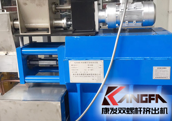 目前業(yè)內(nèi)雙螺桿擠出機(jī)是由截面相同但加工時錯開一定角度的一組塊組成。