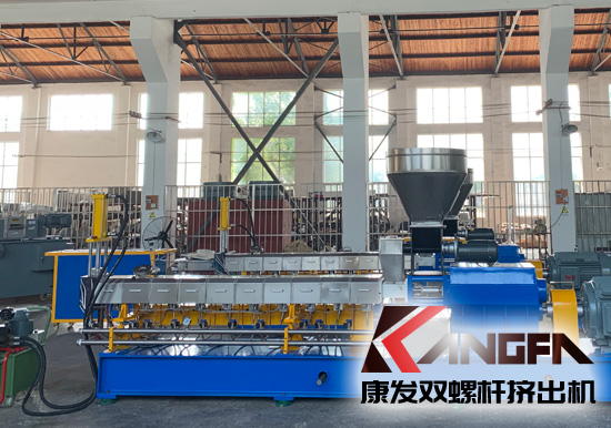 雙螺桿擠出機生產制造百分之三十長纖增強尼龍六熱膨脹系數與金屬材料相當，在機械工程配件、汽車、航空、體育器材領域應用更加廣泛。