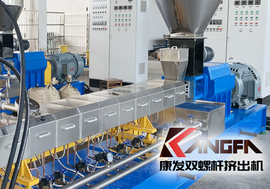 雙螺桿擠出機及擠出段螺棱表面金屬材料和機筒內壁表面金屬之間的“接觸磨損”，我們也可以稱之為“匹配磨損”。相同金屬材質之間的“接觸磨損”，在機筒和螺桿均采用滲氮鋼的材料制造，而且經過相同的氮化處理工藝手段，其量化的“匹配磨損速率”顯然不容樂觀。