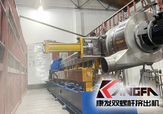 何為雙螺桿擠出機反應擠出？反應擠出是連續地將單體進行聚合以及對現有聚合物進行改性的工藝方法。是將傳統上分開操作的聚合物合成、改性及加工成型等聯合為一個整體工藝過程。