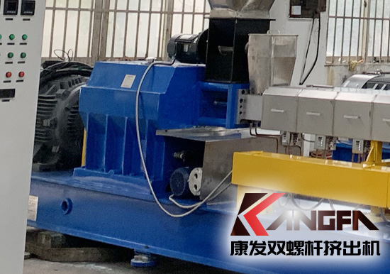 各種各樣的節(jié)能新技術(shù)已經(jīng)應用于擠出技術(shù)的各方面,從擠出機本身的螺桿結(jié)構(gòu)改進,再到新型驅(qū)動式電機應用以及各種新型加熱方式技術(shù)的應用,都在推動PET雙螺桿擠出機行業(yè)向著更加節(jié)能降耗、高產(chǎn)高效的方向發(fā)展。