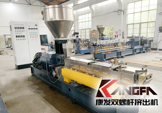 提升行業(yè)競(jìng)爭(zhēng)力、進(jìn)一步開(kāi)拓和擴(kuò)大康發(fā)雙螺桿擠出機(jī)設(shè)備出口市場(chǎng)。圖為康發(fā)出口東南亞國(guó)家JSH-52標(biāo)準(zhǔn)化雙螺桿擠出機(jī)設(shè)備。設(shè)備長(zhǎng)徑比28-56， 主電機(jī)功率 （37-55kw）， 螺桿轉(zhuǎn)速 (300-600rpm) ，最大扭矩 （2*1100N.m）， 參考產(chǎn)量 （100-400kg/h）。