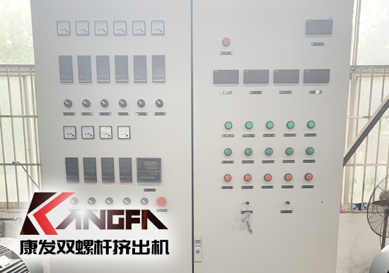 使用雙螺桿擠出機(jī)機(jī)械設(shè)備應(yīng)嚴(yán)格參照使用說(shuō)明書(shū)要求使用，務(wù)必切記電源等安全問(wèn)題，如果使用過(guò)程中還有其他問(wèn)題，歡迎隨時(shí)撥打康發(fā)雙螺桿擠出機(jī)廠家服務(wù)電話13905153410，謝謝！