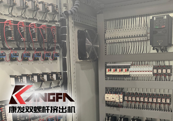 雙螺桿擠出機上下游：車用塑料向低成本、高強度、高沖擊性能、可回收及降解等復合材料及塑料合金方向發展