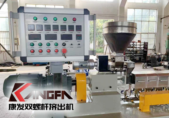 學(xué)校及實驗室用康發(fā)20型雙螺桿擠出機。該機型適用于學(xué)校及企事業(yè)單位高分子聚合物合成,混煉,配方研發(fā),擠出造粒,配合其他試驗儀器一起使用!康發(fā)20型雙螺桿擠出機好用、實用、價又實!暢銷高校及企業(yè)試驗室!