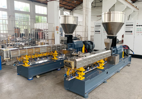 雙螺桿擠出機(jī)上下游：車用塑料向低成本、高強(qiáng)度、高沖擊性能、可回收及降解等復(fù)合材料及塑料合金方向發(fā)展