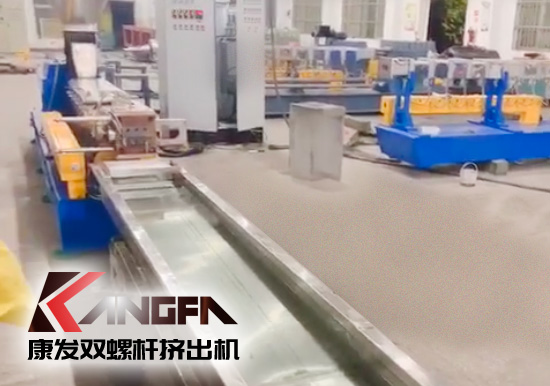 標準65型雙螺桿擠出機出口設備帶料試機成功——PET拉條塑料擠出顆粒