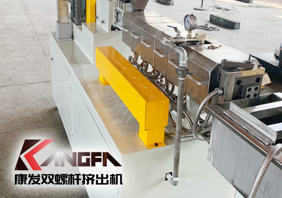 塑料廠實驗室研究專用康發20型雙螺桿擠出造粒機組設備，機筒內徑 20mm/長徑比 28-48/主電機功率 5.5kw/螺桿轉速 100rpm/參考產量 5-20kg/h。