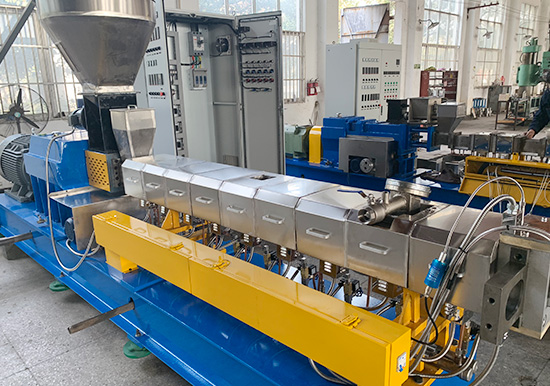 新一代65B型康發(fā)JSH標準化全新雙螺桿擠出造粒機組系列、品質(zhì)控制柜、真空系統(tǒng)等展示