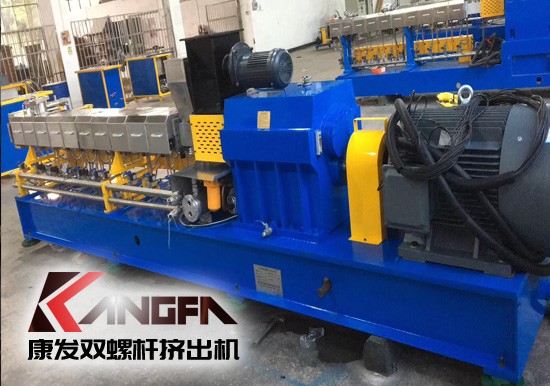 南京的秋天總是轉瞬即逝,轉眼寒冬來臨！南京康發雙螺桿擠出機與客戶成功合作的好消息頻頻不斷，經過我司全體員工的辛勤努力，此次標準型雙螺桿擠出機設備生產項目按時保質保量地完成了生產，并按照相關規定完成了裝車、實現了順利發貨。