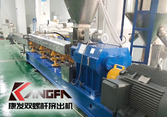 南京康發(fā)同向旋轉(zhuǎn)雙螺桿擠出機，廣泛用于成型制品擠出，也可應(yīng)用于聚合物的物理改性（共混、填充、纖維增強、配料、混煉）。