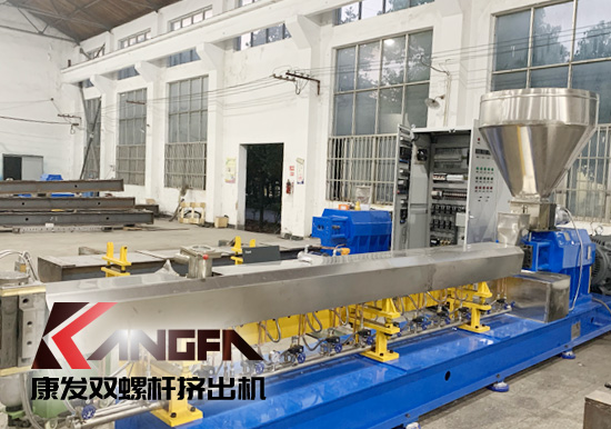 雙螺桿擠出機(jī)對(duì)于護(hù)套擠出來(lái)講，護(hù)套擠出主要作用在于烘干纜芯，防止由于潮氣（或繞包墊層的濕氣）的作用，造成護(hù)套中出現(xiàn)氣孔的可能。