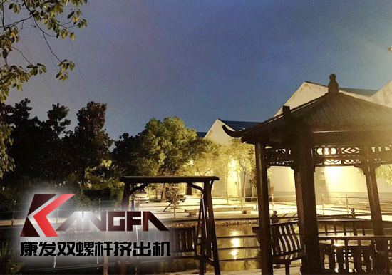 看華燈初上...一排排燈火通明車間,碧藍的鐵屑,炫目的電焊弧光,金屬的撞擊聲...原來的廠區的夜景是如此的美麗!