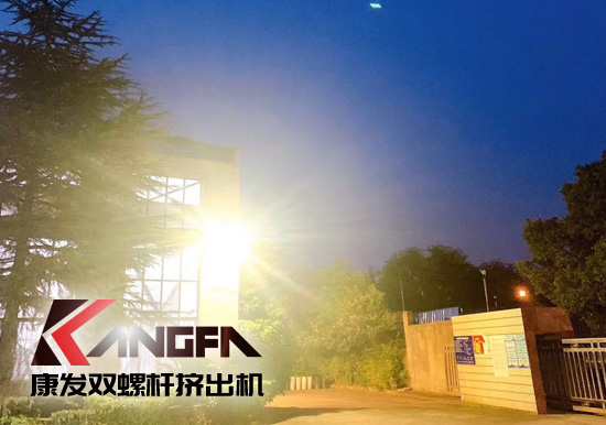 看華燈初上...一排排燈火通明車間,碧藍的鐵屑,炫目的電焊弧光,金屬的撞擊聲...原來的廠區的夜景是如此的美麗!