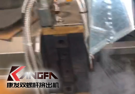 延長設備使用壽命，提升客戶滿意度！康發(fā)加強對雙螺桿造粒機的維護包養(yǎng)工作