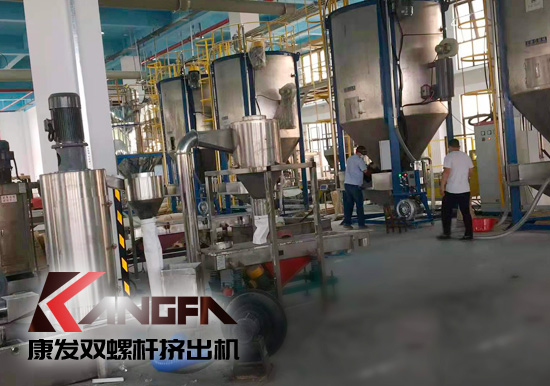 全過程自動化雙螺桿擠出機生產線！機械手可以大幅減少工人、提升效率、拉低成本、提高產品品質、提升工廠形象、安全性優。