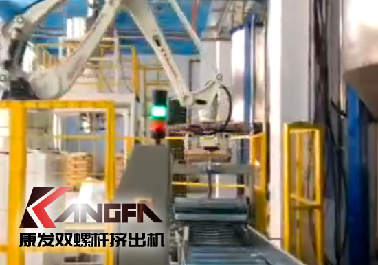  機械手臂應用于雙螺桿擠出造粒機組現代化生產線！靈活部署,降低生產成本,全面提升雙螺桿造粒生產效率！