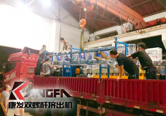 總裝車間：眾志成城齊奮戰 全力以赴保發貨 確保雙螺桿擠出機設備按期交付至顧客手中。