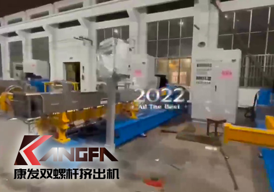 機器轟鳴的生產(chǎn)車間……年度沖刺號角已吹響！斗志昂揚 奮力沖刺 康發(fā)雙螺桿擠出機確保年內(nèi)“收好關”