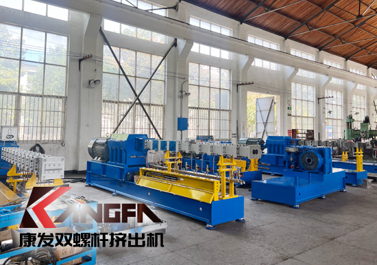 臨近年底,雙螺桿擠出機發(fā)貨忙,全力以赴為市場!