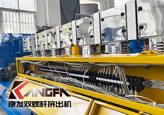 臨近年底,雙螺桿擠出機發(fā)貨忙,全力以赴為市場!