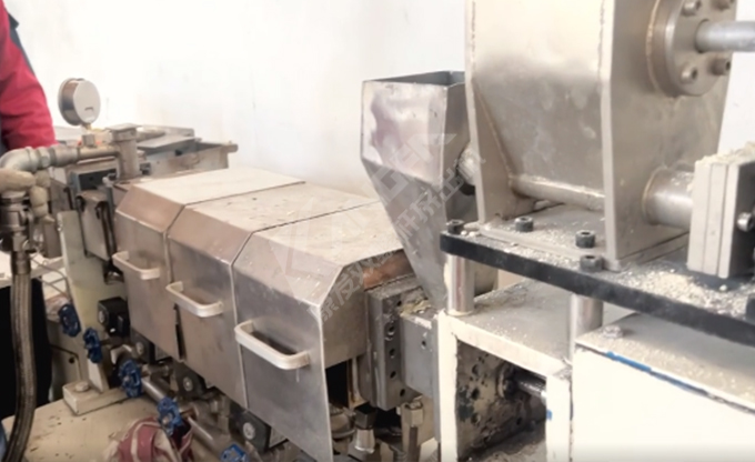 康發(fā)雙螺桿擠出機(jī)小型試驗(yàn)機(jī)又開始轉(zhuǎn)動(dòng)啦！