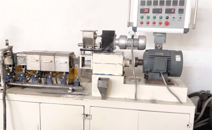 康發(fā)雙螺桿擠出機(jī)小型試驗(yàn)機(jī)又開始轉(zhuǎn)動(dòng)啦！