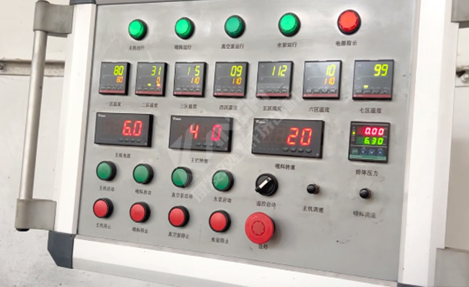 康發(fā)雙螺桿擠出機(jī)小型試驗(yàn)機(jī)又開始轉(zhuǎn)動(dòng)啦！