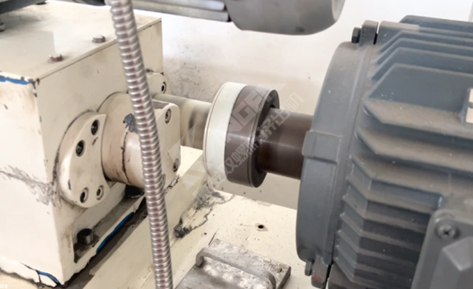 康發(fā)雙螺桿擠出機(jī)小型試驗(yàn)機(jī)又開始轉(zhuǎn)動(dòng)啦！