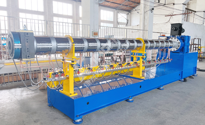 康發單螺桿擠出機組，包括主機一臺、水槽冷卻一套以及切粒機一套等，目前我司已調試完畢，整備發貨！