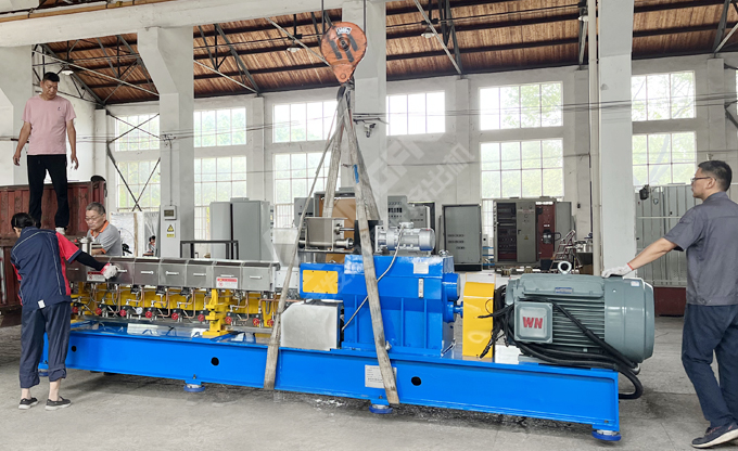 康發JSH-65雙螺桿擠出機組完成裝配與檢驗，裝車發往客戶項目場地。