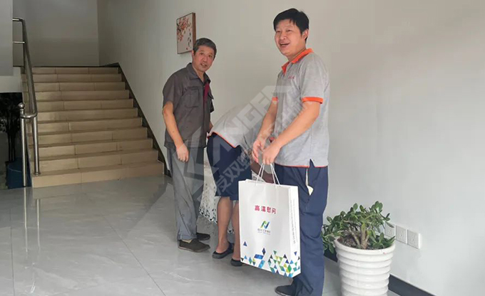 南京江北新區(qū)總工會(huì)深入康發(fā)雙螺桿擠出機(jī)一線開(kāi)展“來(lái)高溫慰問(wèn)”慰問(wèn)活動(dòng)！