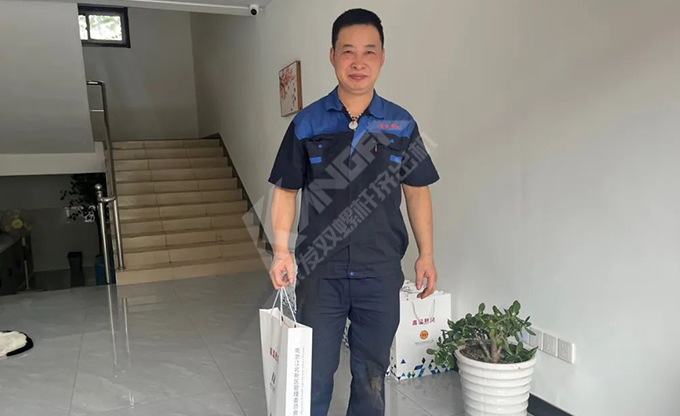 南京江北新區(qū)總工會(huì)深入康發(fā)雙螺桿擠出機(jī)一線開(kāi)展“來(lái)高溫慰問(wèn)”慰問(wèn)活動(dòng)！