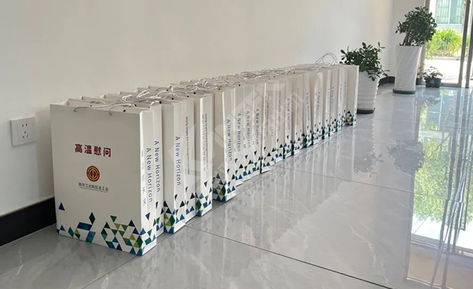 南京江北新區(qū)總工會(huì)深入康發(fā)雙螺桿擠出機(jī)一線開(kāi)展“來(lái)高溫慰問(wèn)”慰問(wèn)活動(dòng)！