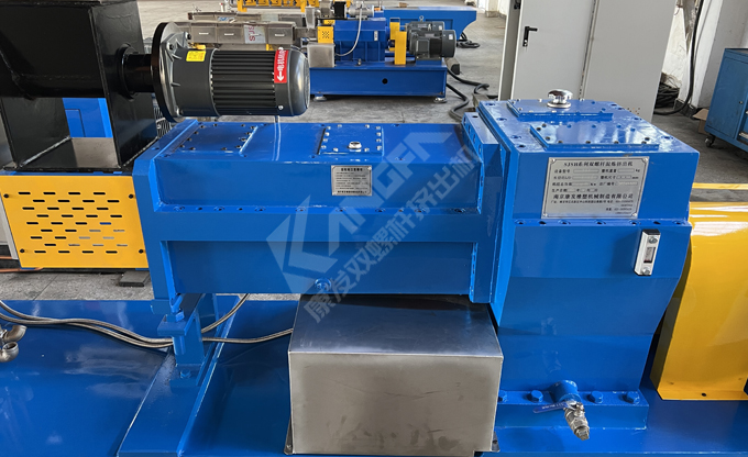 新年伊始,康發雙螺桿擠出機成功裝車發貨,助力客戶生產效率再上新臺階