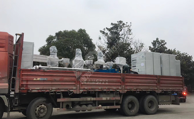 新年伊始,康發雙螺桿擠出機成功裝車發貨,助力客戶生產效率再上新臺階