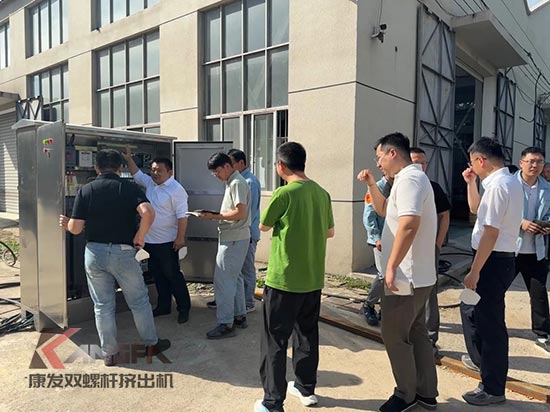 中石化石科院院長李明豐率隊蒞臨康發雙螺桿擠出機調研廢塑料循環利用項目