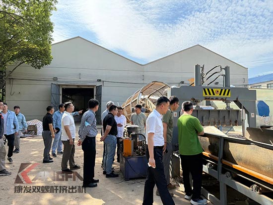 中石化石科院院長李明豐率隊蒞臨康發雙螺桿擠出機調研廢塑料循環利用項目