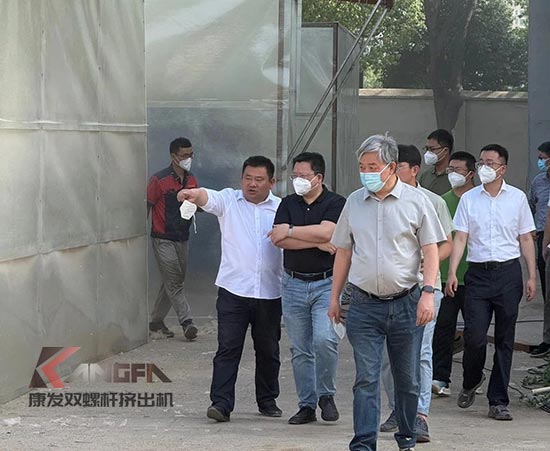 中石化石科院院長李明豐率隊蒞臨康發雙螺桿擠出機調研廢塑料循環利用項目