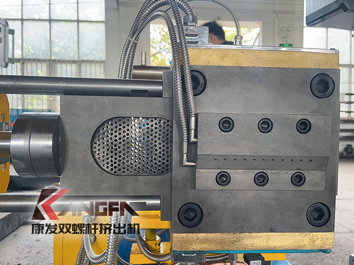 購買雙螺桿塑料擠出機,選擇南京康發(fā)!提升產品核心競爭力!您將省心、省事、省錢,不后悔!