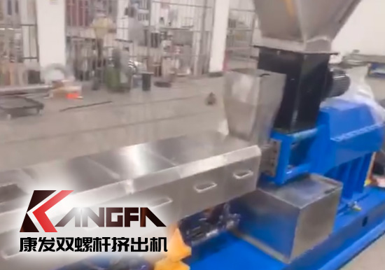 “中國制造”尋求挖掘更大的非洲需求！JSH-65型雙螺桿擠出機設(shè)備出口設(shè)備帶料試機，坐標非洲！