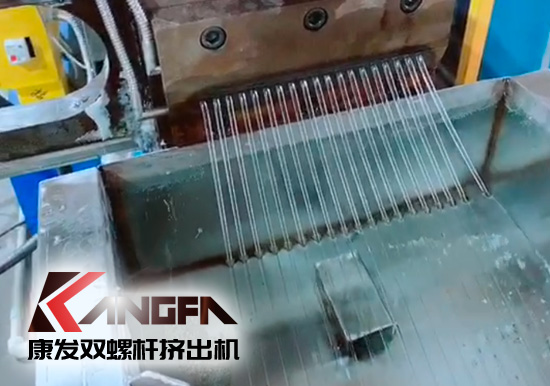 康發雙螺桿擠出機熔噴料生產線交付，每天可以為市場提供800萬只口罩的原料。生產線出料均勻，不斷條！料子表面光滑，顆粒大小均勻！口罩布（熔噴布）熔脂可達1400-1600！