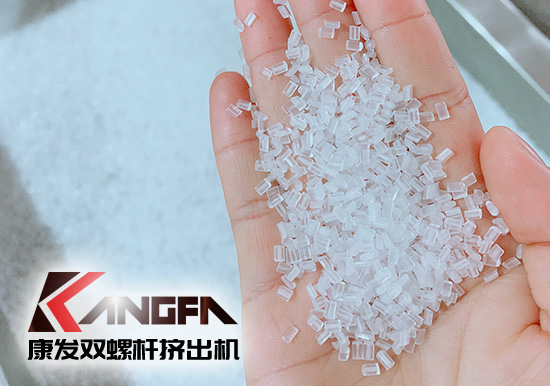 康發雙螺桿擠出機熔噴料生產線交付，每天可以為市場提供800萬只口罩的原料。生產線出料均勻，不斷條！料子表面光滑，顆粒大小均勻！口罩布（熔噴布）熔脂可達1400-1600！