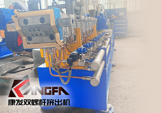 對沖疫情影響，著力把握業(yè)績增長新引擎！康發(fā)雙螺桿擠出機(jī)成套設(shè)備出口發(fā)貨中！