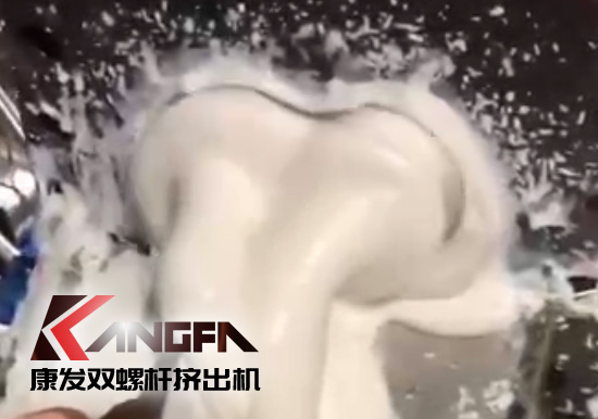 康發(fā)雙螺桿擠出設(shè)備以其過硬的產(chǎn)品技術(shù)、卓越的產(chǎn)品質(zhì)量贏得了越來越多的忠實(shí)用戶，并在競爭日趨激烈的市場獲得優(yōu)勢！