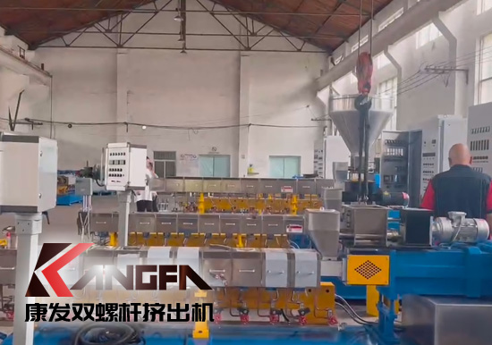 康發雙螺桿擠出機生產車間戰酷暑，保生產視頻剪輯。新的一月，新的一天，努力工作，努力生活！加油康發人！