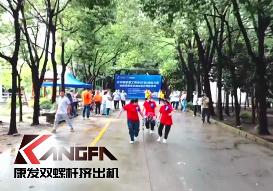 落實(shí)安全生產(chǎn)責(zé)任制,以賽促學(xué)強(qiáng)化安全意識(shí)!安全應(yīng)急救護(hù)技能競賽在康發(fā)雙螺桿擠出機(jī)廠區(qū)開展!