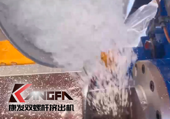 雙螺桿擠出機制造！追求品質，精益求精！康發雙螺桿帶料試機